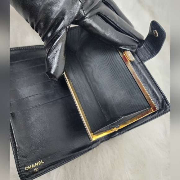 ๐ฏ % Authentic Vintage Chanel black Caviar Leather Wallet - Picture 13 of 17